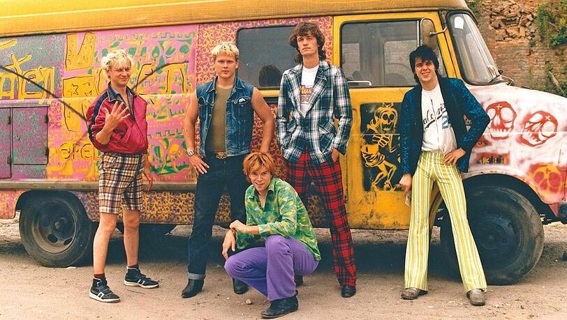 Die Toten Hosen vor ihrem Tourbus