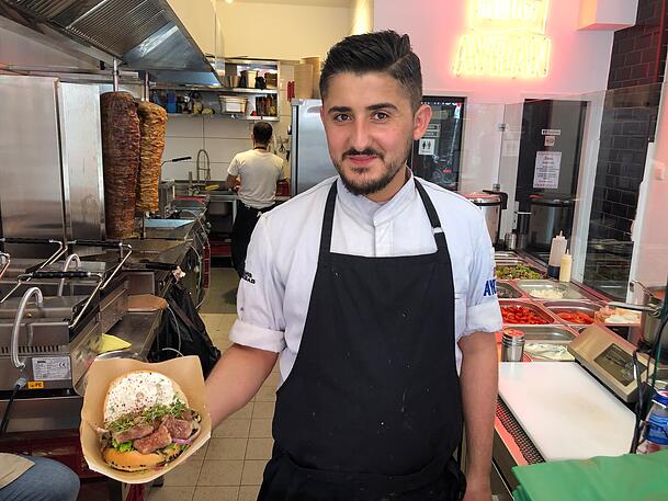Mitarbeiter Shahwan präsentiert den fertigen Luxus-Döner. Mitarbeiter Shahwan präsentiert den fertigen Luxus-Döner.