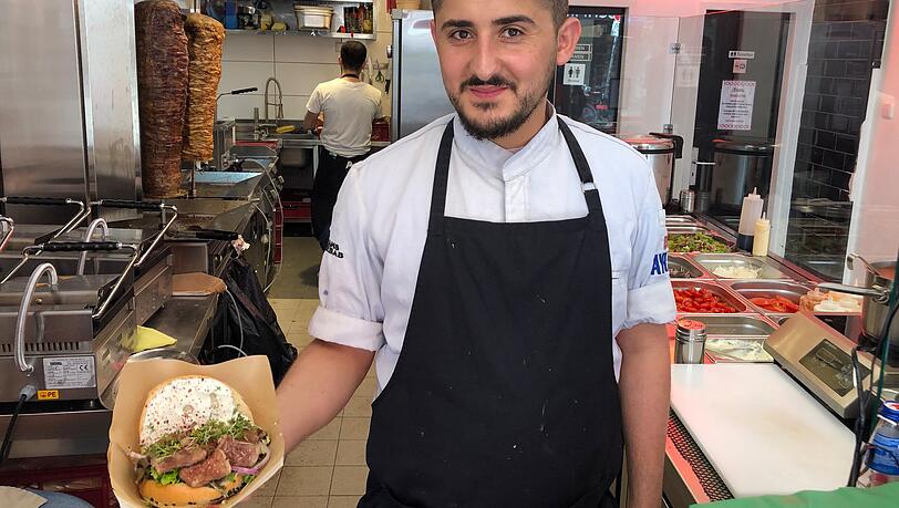 Mitarbeiter Shahwan präsentiert den fertigen Luxus-Döner. Mitarbeiter Shahwan präsentiert den fertigen Luxus-Döner.