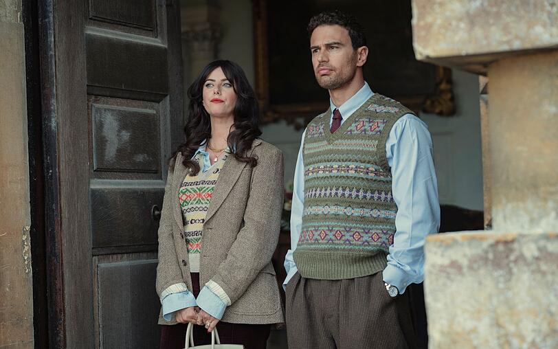 Susie (Kaya Scodelario) und Eddie (Theo James) haben große Pläne, die sie bis nach Italien führen. Die Frage ist nur: Sitzen sie und Susies Vater Bobby noch im selben Boot? Susie (Kaya Scodelario) und Eddie (Theo James) haben große Pläne, die sie bis nach Italien führen. Die Frage ist nur: Sitzen sie und Susies Vater Bobby noch im selben Boot?