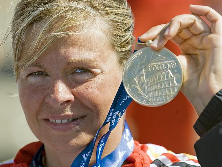 Angela Maurer feiert nach Ihrem Sieg über 25 Kilometer die Goldmedaille.
