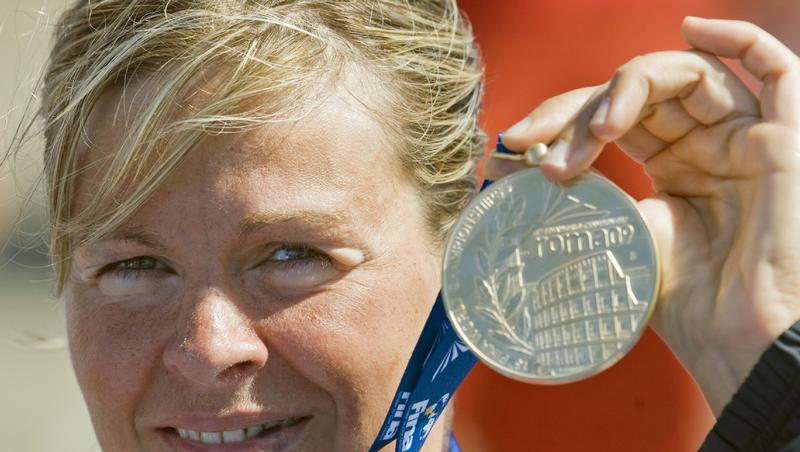 Angela Maurer feiert nach Ihrem Sieg über 25 Kilometer die Goldmedaille. Angela Maurer feiert nach Ihrem Sieg über 25 Kilometer die Goldmedaille.