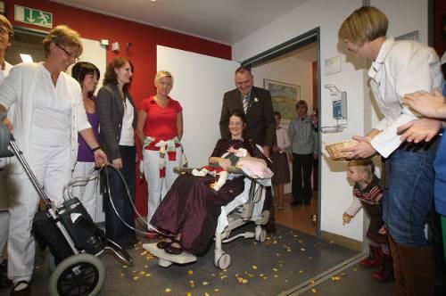 Das Patientenzimmer wird zum Trausaal: Thomas Schacht führt seine Ehefrau Kristina mit Tochter Emma Serafina in die Ehe.