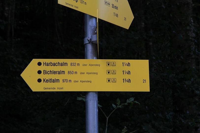 Wegweiser für Wanderer im Gebiet des Kienbergs.