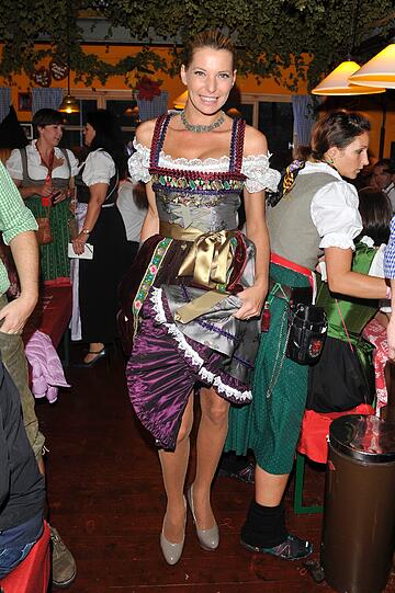 Giulia Siegel kam heuer etwas hochgeschlossener zur Wiesn... Schade eigentlich.