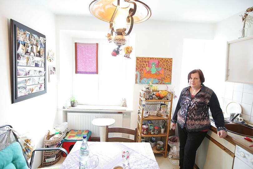 Brigitte D. in ihrer kleinen Wohnung.