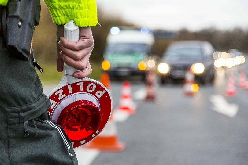 "Polizei! Verkehrskontrolle": Mit diesem Ausruf wollte ein Betrunkener in der Nürnberger Innenstadt Autos kontrollieren. Dann geriet er an eine echte Streife.