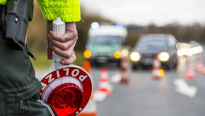 "Polizei! Verkehrskontrolle": Mit diesem Ausruf wollte ein Betrunkener in der Nürnberger Innenstadt Autos kontrollieren. Dann geriet er an eine echte Streife. "Polizei! Verkehrskontrolle": Mit diesem Ausruf wollte ein Betrunkener in der Nürnberger Innenstadt Autos kontrollieren. Dann geriet er an eine echte Streife.