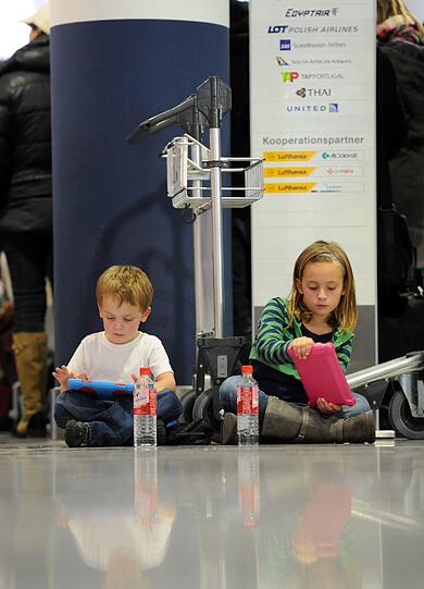 Lange Warteschlangen an den Schaltern, endloses Warten in den Terminals und fast jeder zweite Flug der Lufthansa fällt streikbedingt aus. Die Bilder vom Flughafen.