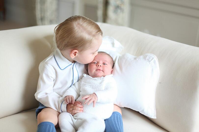 Stolz hält der britische Thronfolger Prinz George seine kleine Schwester, Prinzessin Charlotte, im Arm.