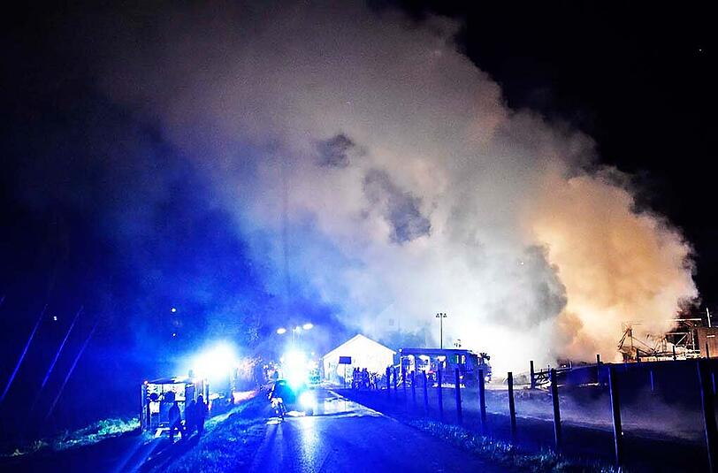 Eine halbe Million Euro: So hoch schätzt die Polizei den Sachschaden nach dem schweren Stallbrand in Au in der Hallertau. Die Bilder vom Feuerwehreinsatz.