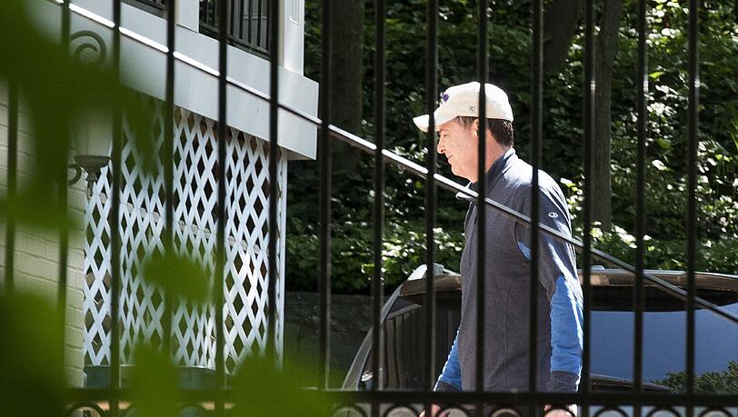 Unverhoffter Vorruhestand: Der gefeuerte FBI-Direktor James Comey vor seinem Haus in McLean, Virginia. Unverhoffter Vorruhestand: Der gefeuerte FBI-Direktor James Comey vor seinem Haus in McLean, Virginia.