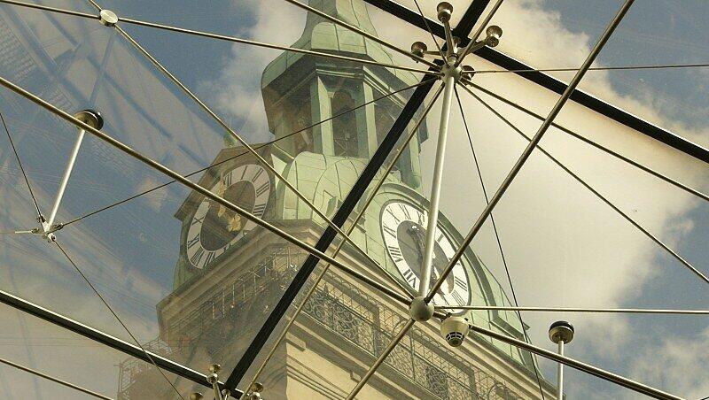 Sieht schon etwas anders aus: Ein Blick durch's Fenster beim Alten Peter. Sieht schon etwas anders aus: Ein Blick durch's Fenster beim Alten Peter.