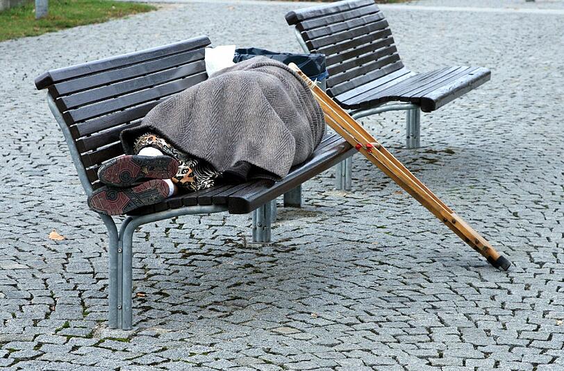 Damit Wohnungslose nicht auf der Parkbank landen, bietet die Stadt Unterkünfte an. (Symbolbild)