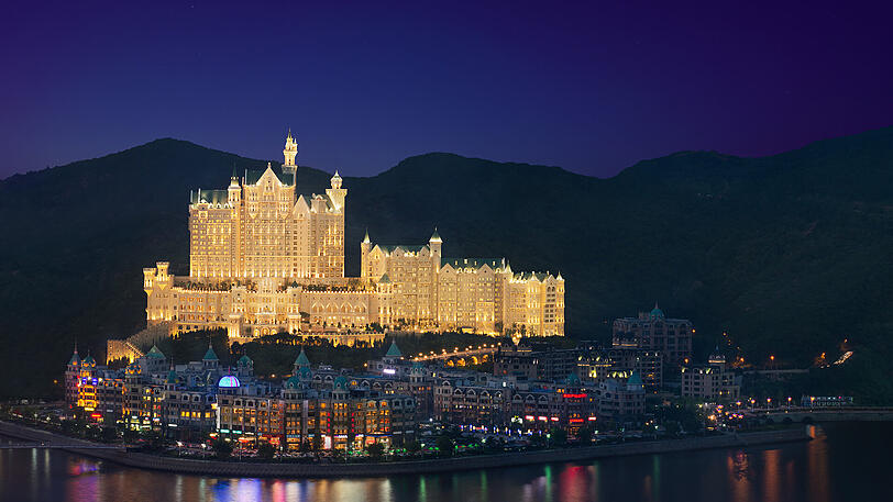 Ein Replikat steht im chinesischen Dalian. 2014 eröffnete dort ein Nachbau mit einem großen Vorteil zum Original. Das sogenannte "The Castle" ist ein Hotel und ermöglicht es den Gästen, die prunkvollen Räumlichkeiten nicht nur beim Durchlaufen zu bestaunen, sondern auch darin zu übernachten. An den Charm des Originals kommt der Protzige Nachbau jedoch nicht ganz ran.