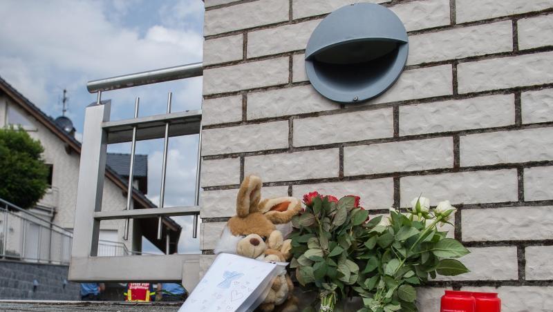 August vergangenen Jahres: Blumen und Kerzen vor dem Einfamilienhaus, in dem die Leichen der Kinder gefunden wurden. August vergangenen Jahres: Blumen und Kerzen vor dem Einfamilienhaus, in dem die Leichen der Kinder gefunden wurden.