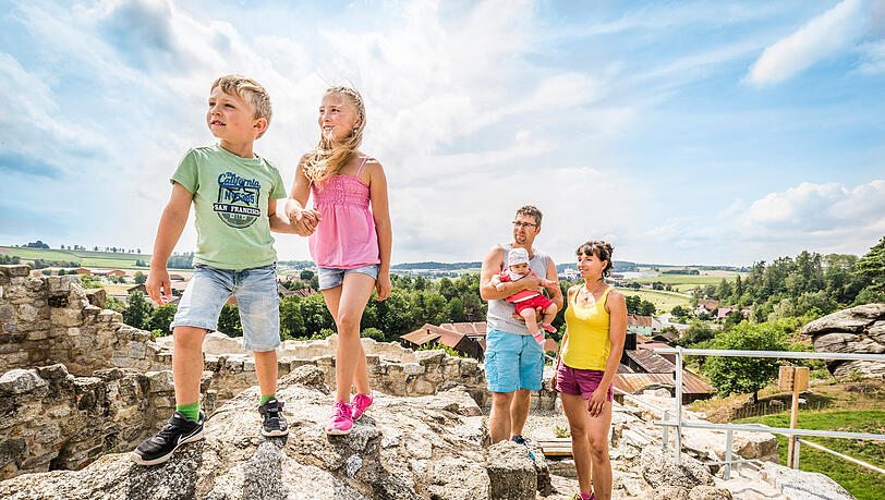 Dank des betreuten Kinderprogramms im Bodenmaiser Hof/Bayerischer Wald genießen große wie kleine Gäste den Familienurlaub. Dank des betreuten Kinderprogramms im Bodenmaiser Hof/Bayerischer Wald genießen große wie kleine Gäste den Familienurlaub.