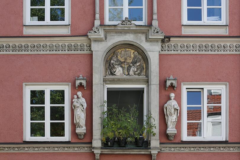 Passt gut zusammen: historische Fassade - mit frischen Tomaten.