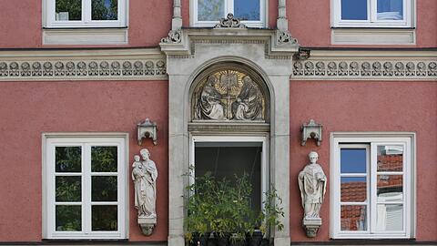 Passt gut zusammen: historische Fassade - mit frischen Tomaten.