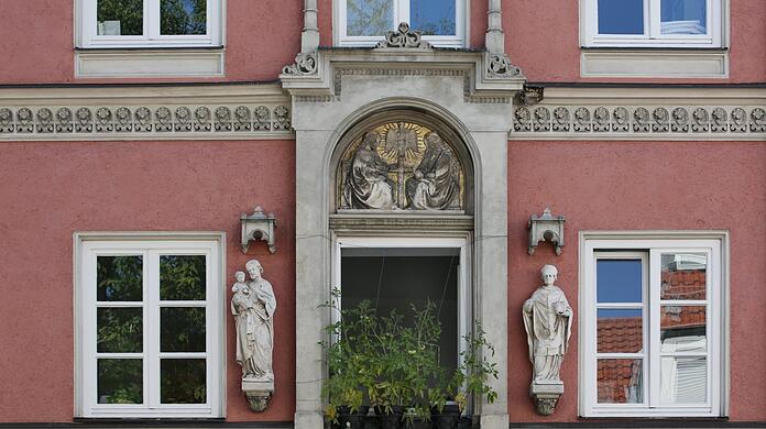Passt gut zusammen: historische Fassade - mit frischen Tomaten.