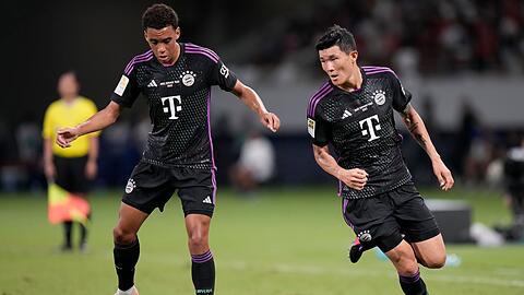 Jamal Musiala (l) und Min-Jae Kim beim Testspiel gegen Kawasaki Frontale.