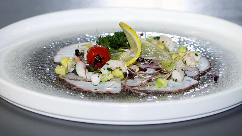Erster Gang: Carpaccio di Polpo, frische Avocado, Gamberini. Erster Gang: Carpaccio di Polpo, frische Avocado, Gamberini.