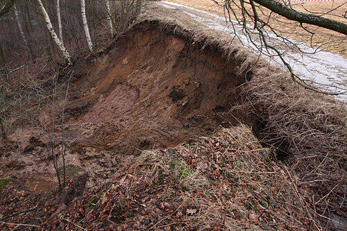 Dieser Hang oberhalb der Klingenfeldstraße war abgerutscht. Grund: Der Boden ist durch das Schmelzwasser sehr schwer.