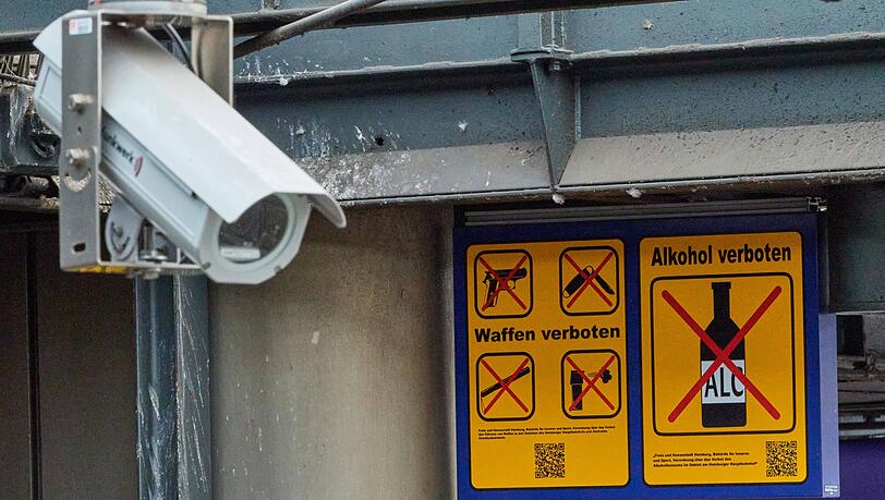 Seit einiger Zeit gilt ein Waffenverbot im Bereich des Hauptbahnhofs. (Archivbild)