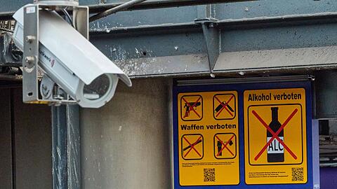 Seit einiger Zeit gilt ein Waffenverbot im Bereich des Hauptbahnhofs. (Archivbild)