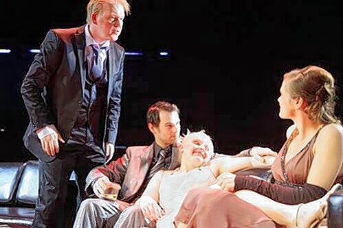 Aufwärmübungen: George (Hermann Große-Berg), Nick (Steffen Riekers), Putzi (Linda Foerster) und Martha (Anne Cathrin Buhtz) bei der Nahkampf-Vorbereitung.