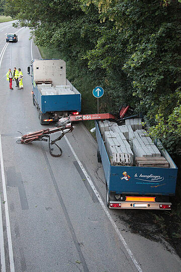 Bei Mühldorf ist ein Lkw mit Ladekran gegen eine Brücke gekracht. Der Kran wurde dabei aus der Verankerung gerissen und landete auf der Straße. Die Bilder.