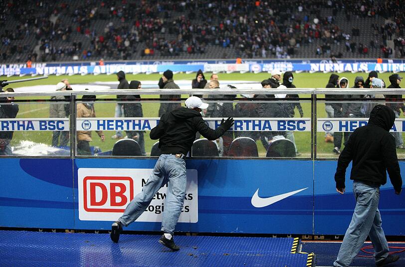 In ihrer Zerstörungswut machen sich Hertha-Anhänger dabei auch über die Ersatzbänke her - Spieler und Offizielle waren zu diesem Zeitpunkt längst aus dem Innenraum des Olympiastadions geflüchtet.