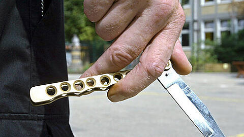 Mit einem Klappmesser wurde der junge Mann bedroht.