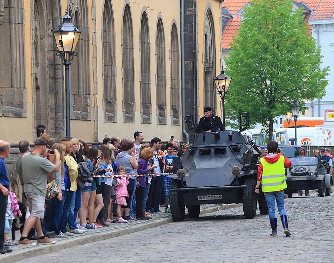 Viele Schaulustige verfolgten am späten Freitagabend die Dreharbeiten für den neuen Film "The Monuments Men".