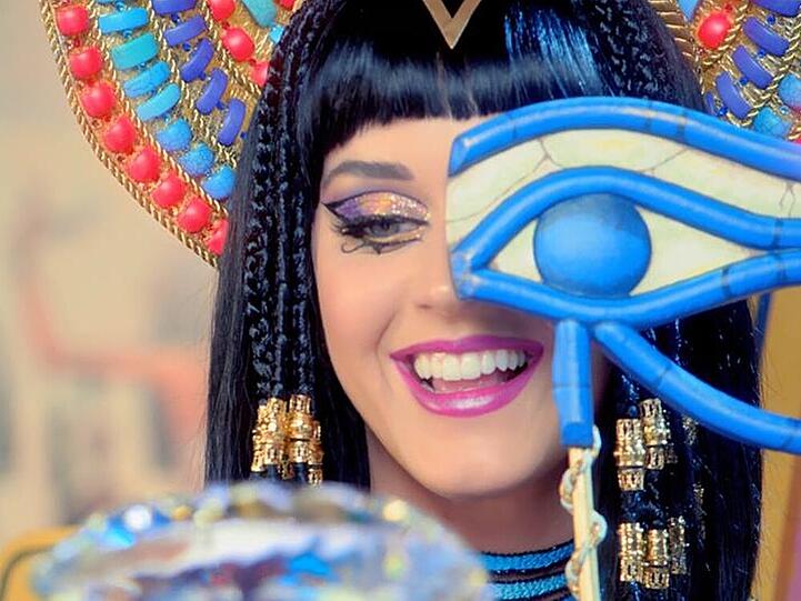 Ein Pfau, ein Auge: Katy Perry in ihrem brandneuen Video zu "Dark Horse"