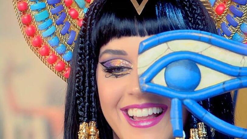 Ein Pfau, ein Auge: Katy Perry in ihrem brandneuen Video zu "Dark Horse" Ein Pfau, ein Auge: Katy Perry in ihrem brandneuen Video zu "Dark Horse"
