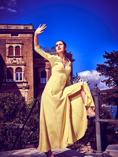 Sophia strahlt in einer tollen Robe von Sonja Kiefer mit der Sonne um die Wette.