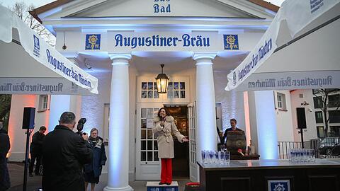"Wer nicht genießt, wird ungenießbar!" Catherine Demeter ist die Königin von Augustiner. Bei der Bad-Eröffnung punktet sie mit Charme.