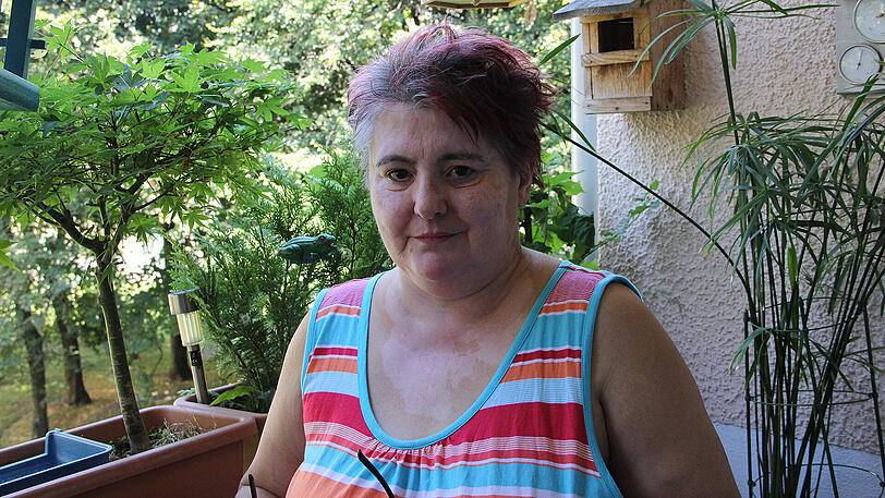 Verzweifelt: Karin S. auf ihrem Balkon in der Oberen Au. Die gebürtige Münchnerin leidet unter der nahen Baustelle.