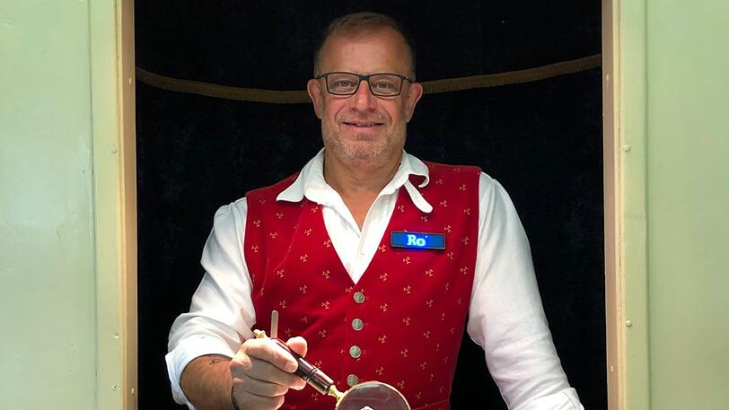 Flohdompteur Robert Birk präsentiert seine kleinen Artisten.