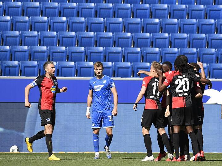 Sportlich lief es für Hertha in Sinsheim, das Corona-Jubeln müssen die Berliner noch lernen.