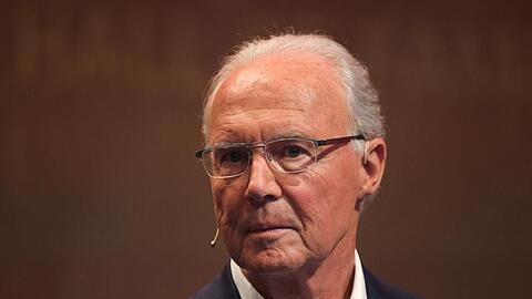 Ehemaliger Fußballspieler Franz Beckenbauer steht auf einer Bühne während einer Veranstaltung. Foto: Ina Fassbender/Archivbild