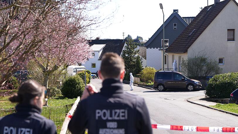 Bei den Ermittlungen zu dem Dreifachmord im Westerfald geht die Polizei auch möglichen Lebenszeichen des Tatverdächtigen im Internet nach.