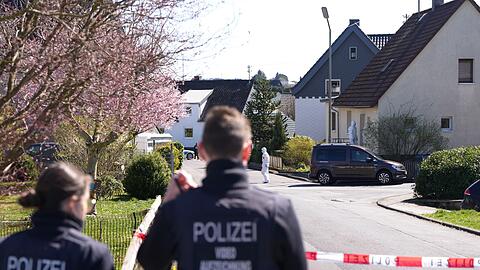 Bei den Ermittlungen zu dem Dreifachmord im Westerfald geht die Polizei auch möglichen Lebenszeichen des Tatverdächtigen im Internet nach.