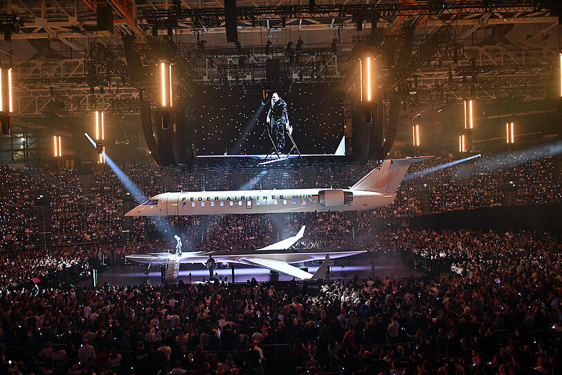 Ein ehemaliges Passagierflugzeug dient Apache 207 als B&uuml;hne