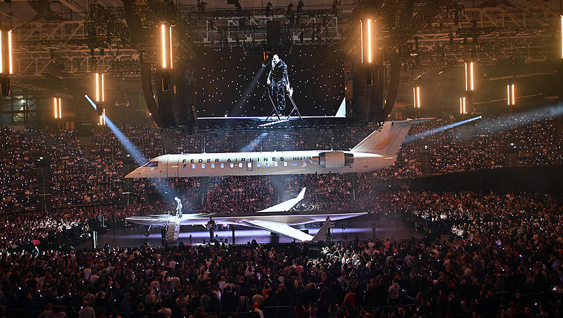 Ein ehemaliges Passagierflugzeug dient Apache 207 als B&uuml;hne