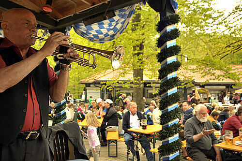 Ois is live! In der Waldwirtschaft spielen jeden Tag Jazzbands auf &ndash; von Swing und Blues bis Modern. Der Sound dringt bis ins letzte Eckerl des Gartens.