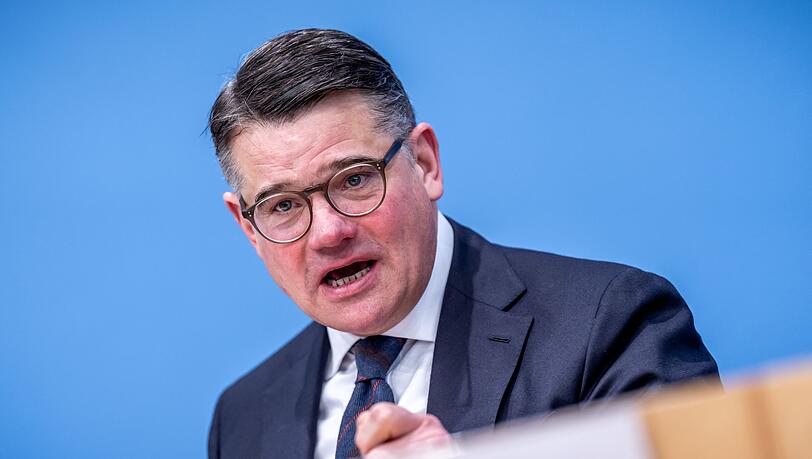 Boris Rhein (CDU), Ministerpräsident von Hessen, pocht auf den Verbleib der Commerzbank in Frankfurt. (Archivbild) Boris Rhein (CDU), Ministerpräsident von Hessen, pocht auf den Verbleib der Commerzbank in Frankfurt. (Archivbild)