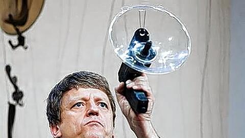 Pelzigs Markenzeichen, das Cordhütchen und das Herrenhandtäschchen, hängen neben der Tür. Frank-Markus Barwasser als Pelzig hört über ein Richtmikrofon Neues aus der Nachbarschaft.