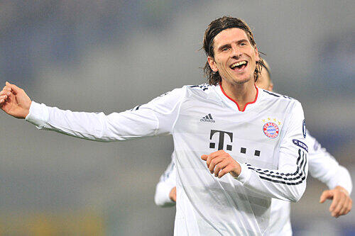 Macht nach Toren gern den Torero: Fließband-Torjäger Mario Gomez.